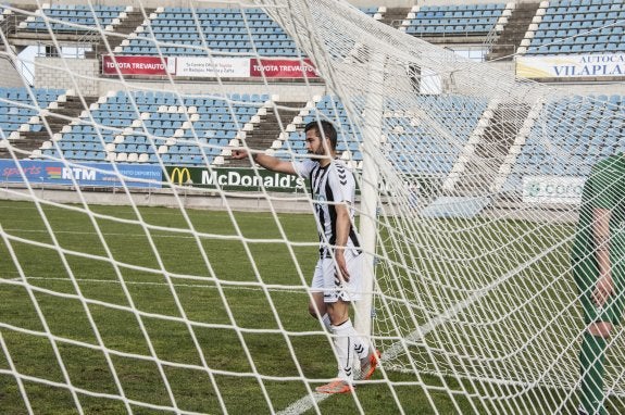 Carreño sale de la portería para celebrar uno de sus goles con el Badajoz. :: PAKOPÍ