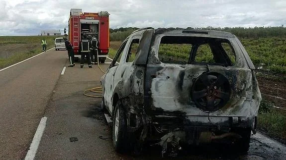 Arde un vehículo en la Ex-310, entre Valverde de Leganés y Badajoz