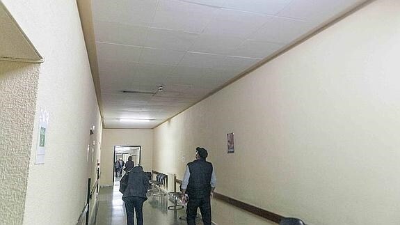 El techo del pasillo de Radiología, ayer por la mañana, ya arreglado en la parte que se derrumbó.