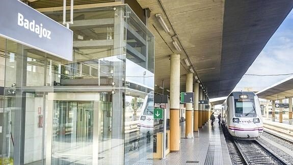 Tren de pasajeros a su paso por Badajoz:: HOY