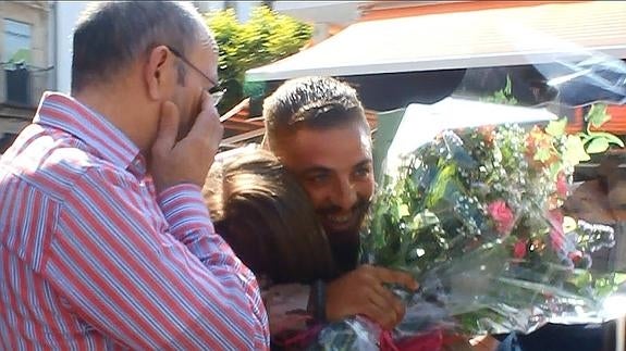 Sorpresa. Manuel Fernández abraza a sus padres. :: ISABEL FERNÁNDEZ