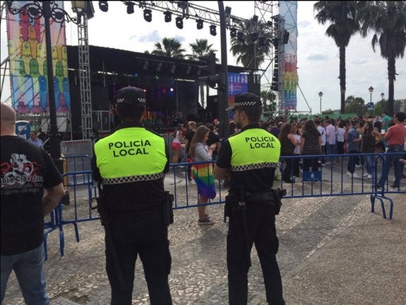 Dos policías locales en el escenario de Puerta Palma el sábado. :: HOY