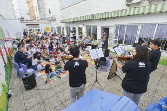 Cuento musical, ayer, en el centro infantil Los Árboles. :: j. v. a.