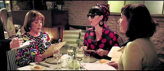 Las 'Mujeres al borde de un ataque de nervios', Carmen Maura, Rossy de Palma y María Barranco, se han vuelto a reunir para un anuncio. 