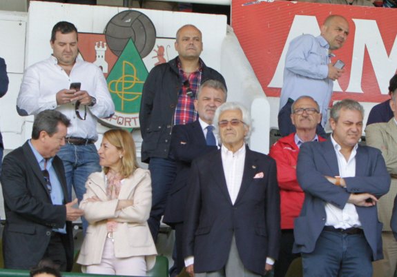 Antonio Martínez Doblas, a la derecha, durante el partido de ida frente al Linares. :: a. méndez