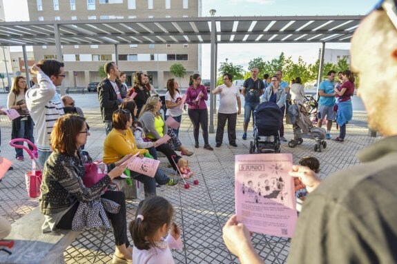 Grupo de padres del Cerro Gordo que se reunieron ayer en la plaza del barrio. :: j. v. arnelas