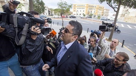 El exdirector de Los Salesianos de Cádiz y Badajoz entrando en el juicio.