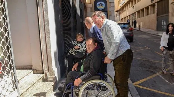 Va al juzgado para que revisen su incapacidad y no puede entrar en silla de ruedas