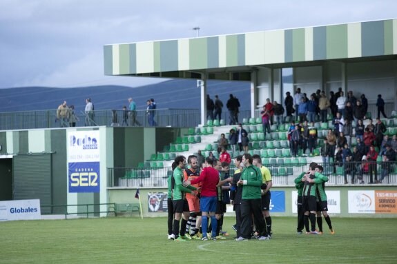 Abrazos entre los jerezanos al final de la vuelta en Segovia. :: opta