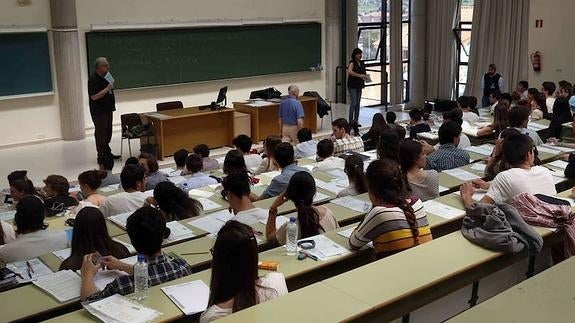 Alumnos hacen el examen de Selectividad
