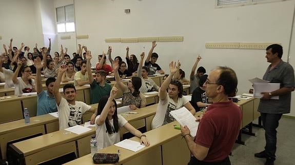 Estudiantes extremeños antes de la celebración de la Selectividad en Cáceres