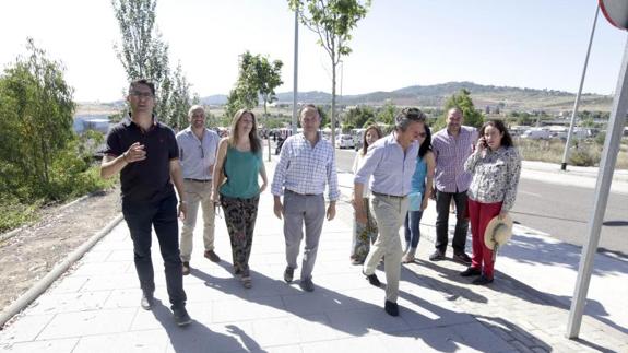 Floriano ha visitado este miércoles el mercado franco de Cáceres junto al candidato número 1 al Senado por la provincia de Cáceres, Laureano León.::