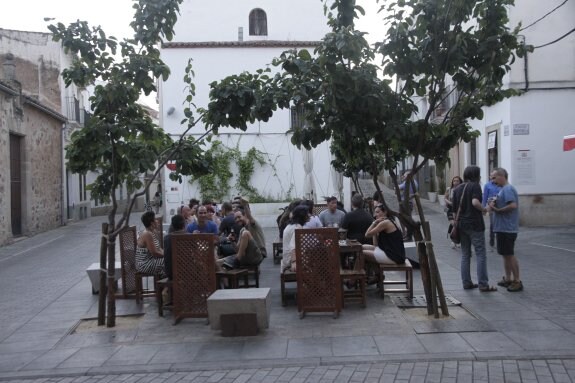 Clientes ayer en la terraza de la plaza de la Soledad. :: armando méndez