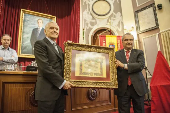 Sánchez de León posa con el alcalde en el salón de plenos. :: pakopí