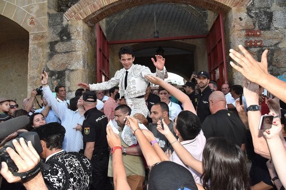 Salida a hombros de Juan del Álamo por la puerta grande la plaza de toros de Plasencia.