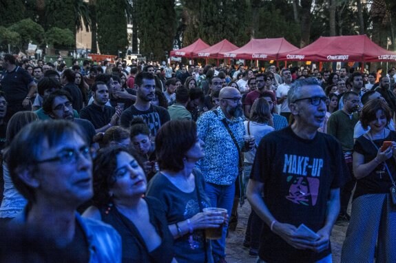 El público empezó a llenar la Alcazaba al caer el sol.