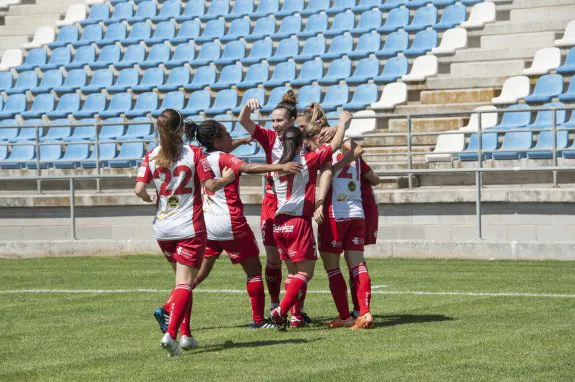 Las jugadoras del Santa Teresa celebran el gol de Estefa en el Nuevo Vivero. :: PAKOPÍ