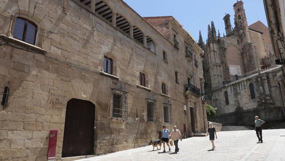 El centro universitario se ubicaría en los antiguos juzgados de la calle Blanca, junto a la catedral