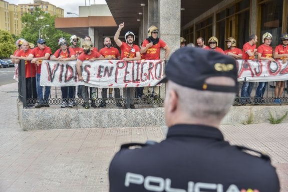 Los bomberos municipales durante una de sus protestas. :: hoy
