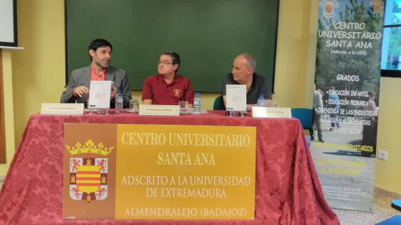Diego Parra, en el centro, en la presentación de su libro. :: g. c.