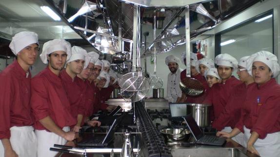 Alumnos de un ciclo formativo de cocina en una imagen de archivo en un instituto de Plasencia. 