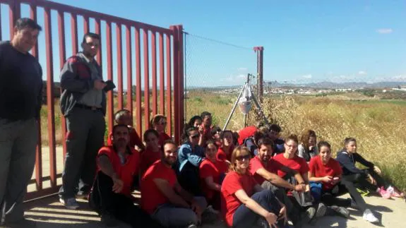 Protesta de trabajadores a las puertas de la Cooperativa Extremeña Ajos de Aceuchal, ayer. :: hoy