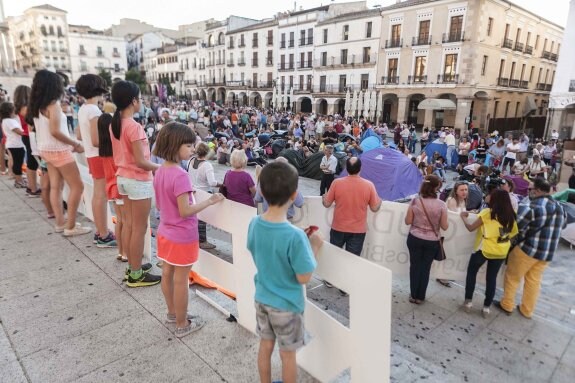 Unas 350 personas participaron en los actos que se celebraron en la Plaza Mayor. :: jorge rey