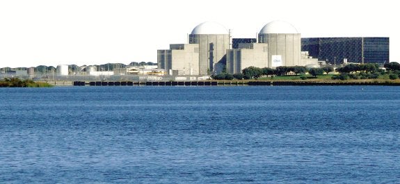 Central nuclear de Almaraz, que aporta la mayor parte de lo que se ingresa por la ecotasa. :: HOY