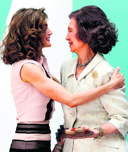Las dos reinas se abrazan durante el homenaje de la FAD a doña Sofía. :: Sergio Barrenechea/efe