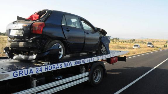 Vehículo siniestrado en el que viajaban los dos fallecidos.