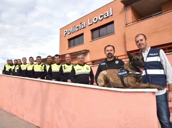 Los 11 agentes tutores de la Policía Local de Plasencia, junto a la unidad canina. :: david palma