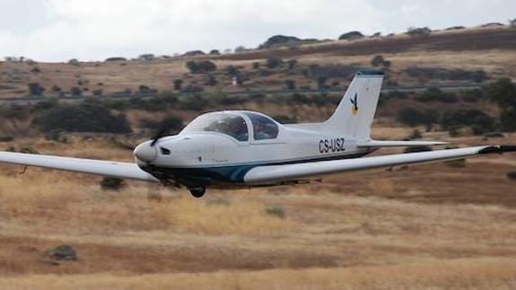 Aterrizaje de una avioneta en Royanejos.