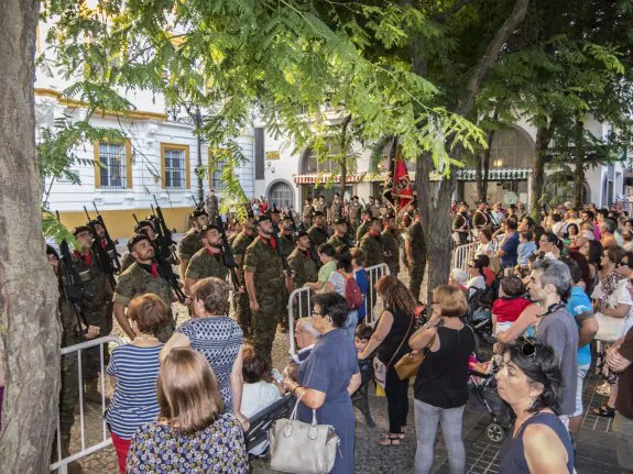 La gente se congrega en la plaza López de Ayala para ver el desfile castrense. :: Pakopí