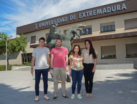 Los tres estudiantes de Erasmus posan junta a la presidenta de ESN en el Rectorado de la UEx. :: c. moreno