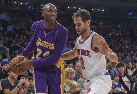 José Manuel Calderón junto a la leyenda Kobe Bryant en un partido de los Knicks frente a los Lakers. :: HOY