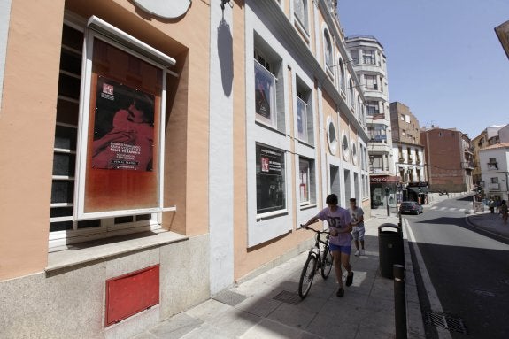 El Gran Teatro cierra en verano, el Palacio de la Isla por la tarde y muchos locales ya descansan. :: l.c./ A.M