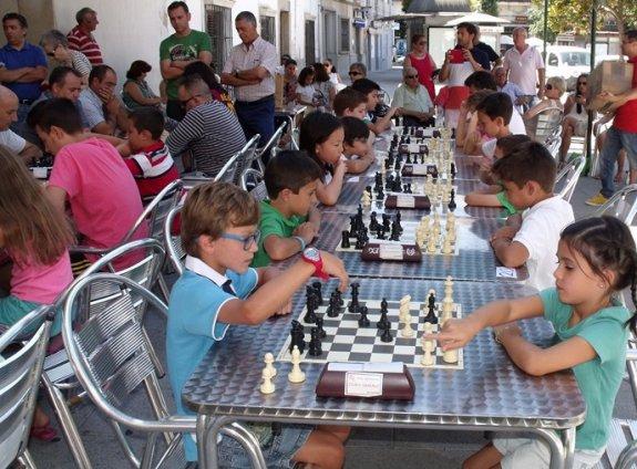 Torneo de ajedrez en la pasada edición de las fiestas. :: e.d.