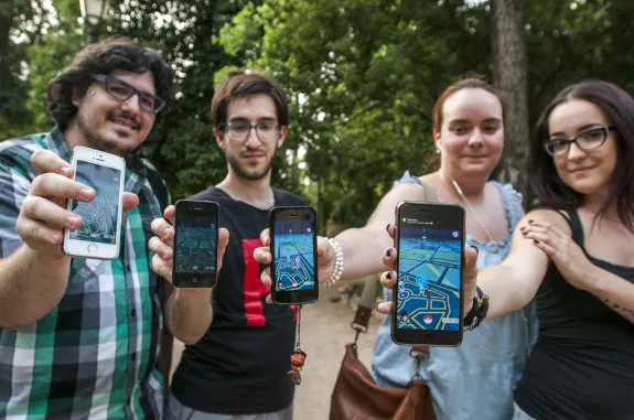 Jóvenes jugando a Pokémon Go en Castelar. En la foto circular, Magmar, un pokémon de fuego, en la Plaza Alta de Badajoz.  :: J. V. Arnelas