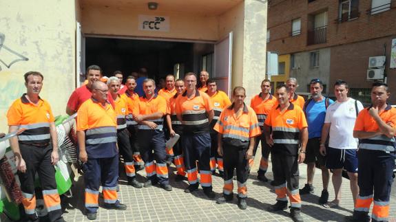 Trabajadores de FCC a la espera de mantener una reunión con los directivos de la empresa.