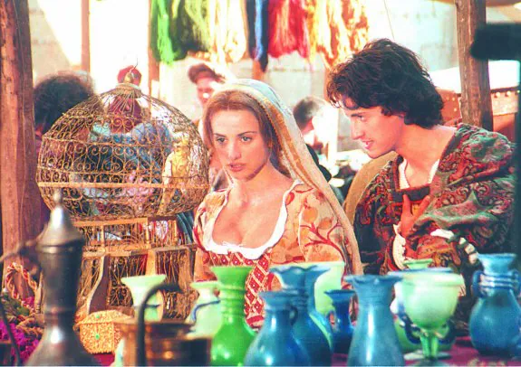 Penélope Cruz y Juan Diego Botto, en 1995 en Cáceres, en una escena de 'La Celestina' (G. Vera). :: hoy