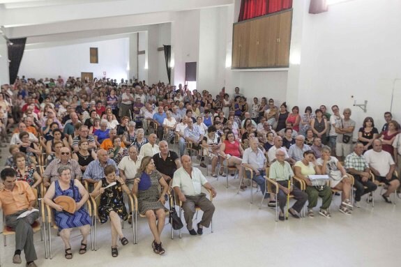 Asistentes a la asamblea informativa en Sierra de Fuentes sobre el problema del agua. :: jorge rey