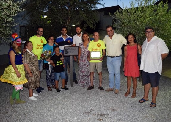 Responsables políticos con Jorge Bermejo y su familia durante el homenaje. :: JSP