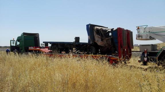 El vuelco de un camión interrumpe el tráfico de la vía férrea entre Zafra y Llerena