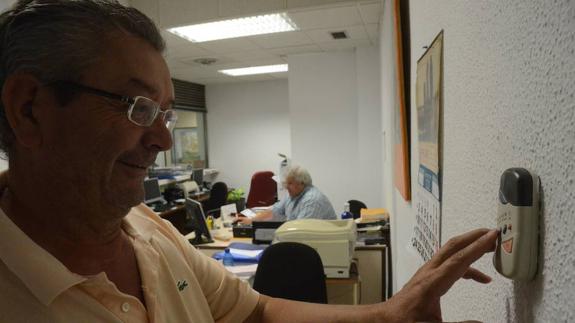 Un trabajador municipal de Mérida regula el aire acondicionado en su puesto de trabajo. :: HOY