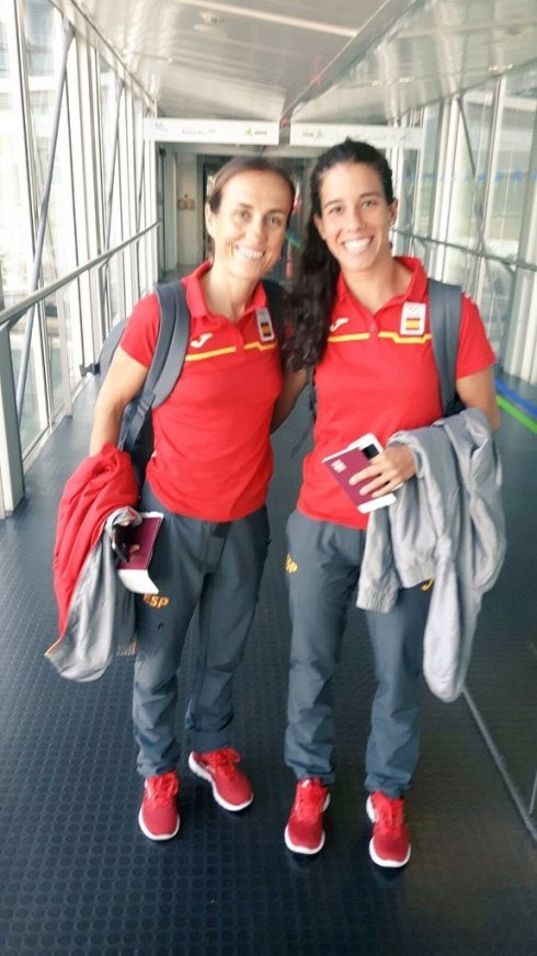 Miriam Casillas con Ainhoa Murua antes de embarcar en Barajas. FETRI