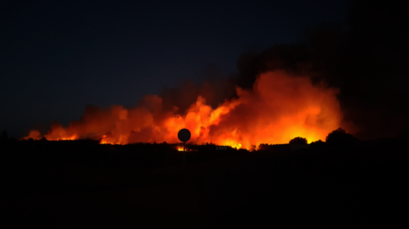 Varios retenes del Infoex lucharon ayer contra otro incendio en Sierra de Gata