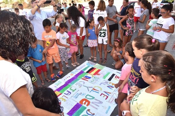Los niños del espacio saludable realizaron un cartel para dar la bienvenida al alcalde y a los concejales. :: david palma