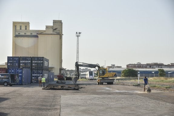 Obras para reforzar el suelo del apeadero del Nevero, ayer. :: josé vicente arnelas