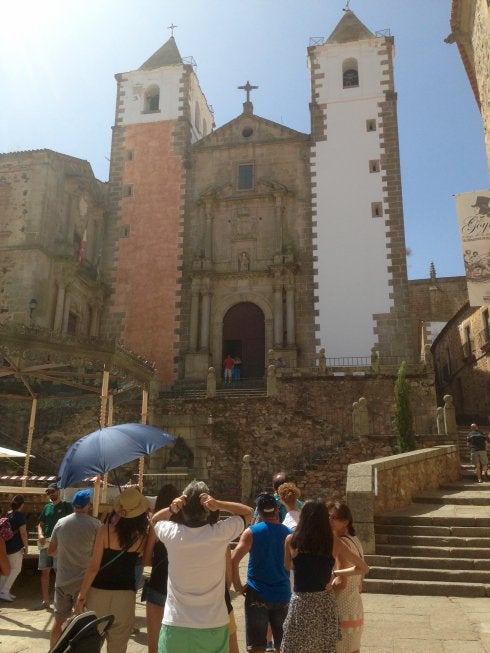 Un grupo de turistas ayer por la mañana en San Jorge. :: p.c.