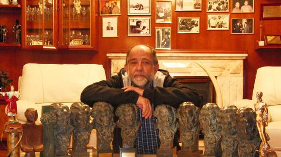 Reyes Abades con las nueve estatuillas ganadas de los Goya en su domicilio. 